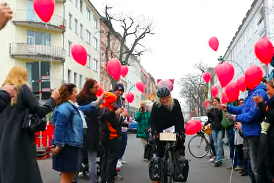 Frau Fett fährt auf Weltreise mit dem Fahrrad für einen guten Zweck!