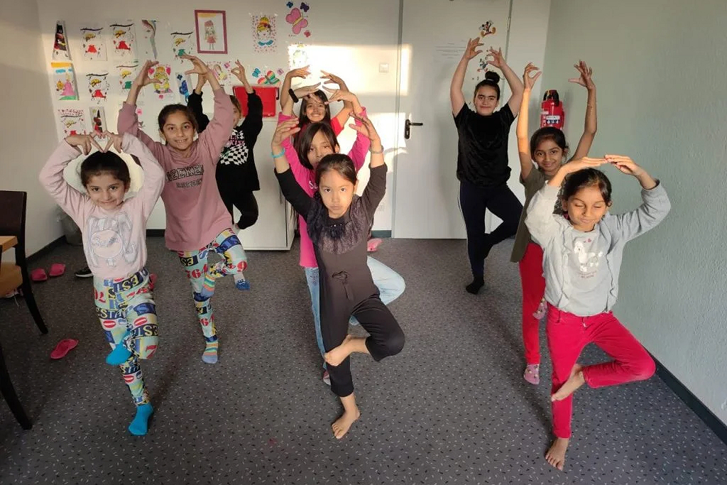 Im Projekt „Tanz ohne Grenzen“ stärkten Kinder mit KRASS e.V. durch Tanz ihr Selbstvertrauen, bauten Aggressionen ab und entdeckten neue Lebensfreude.