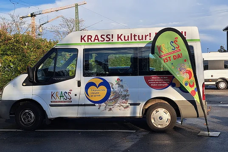 KRASS fährt mit dem KulturMobil zu Kindern in Düsseldorf und bietet kreative, künstlerische und bewegungsreiche Aktivitäten vor Ort.