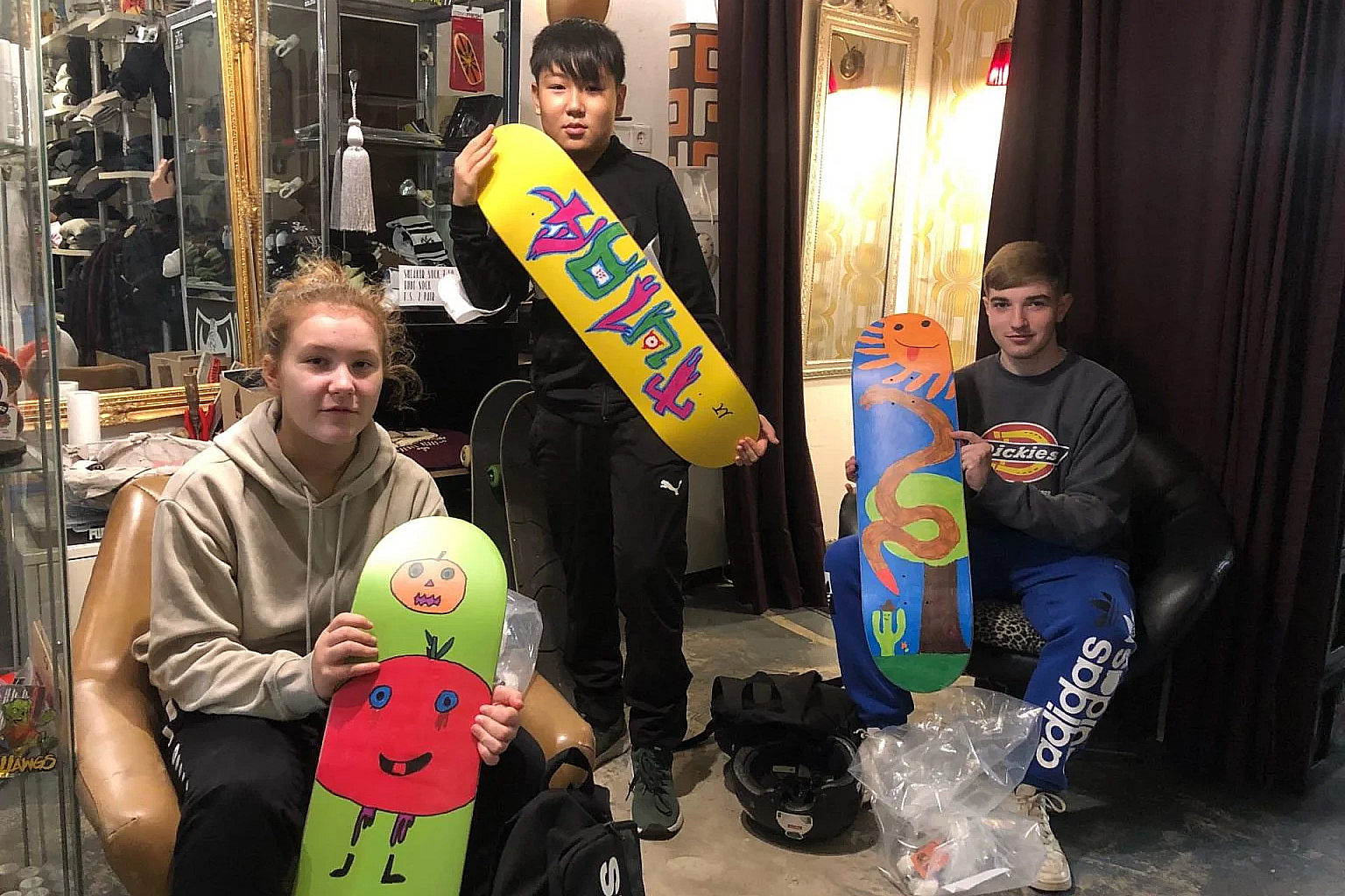 KRASS e.V. bot einen Skateboard-Workshop für Jugendliche, bei dem sie Boards bauten, bemalten, Tricks übten und handwerkliche Fähigkeiten erlernten.