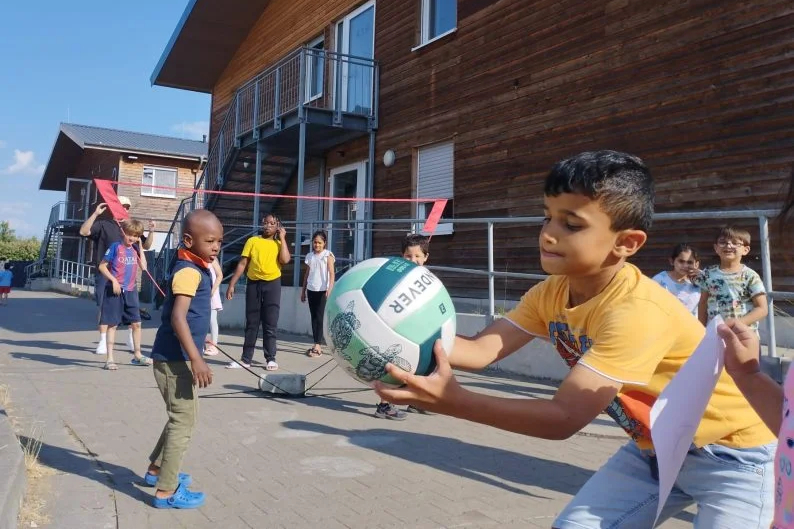 Nach der Corona-Pandemie stärkte KRASS e.V. in einem Düsseldorfer Flüchtlingsheim mit Tanz, Spiel und Bewegung die körperliche und seelische Gesundheit der Kinder.