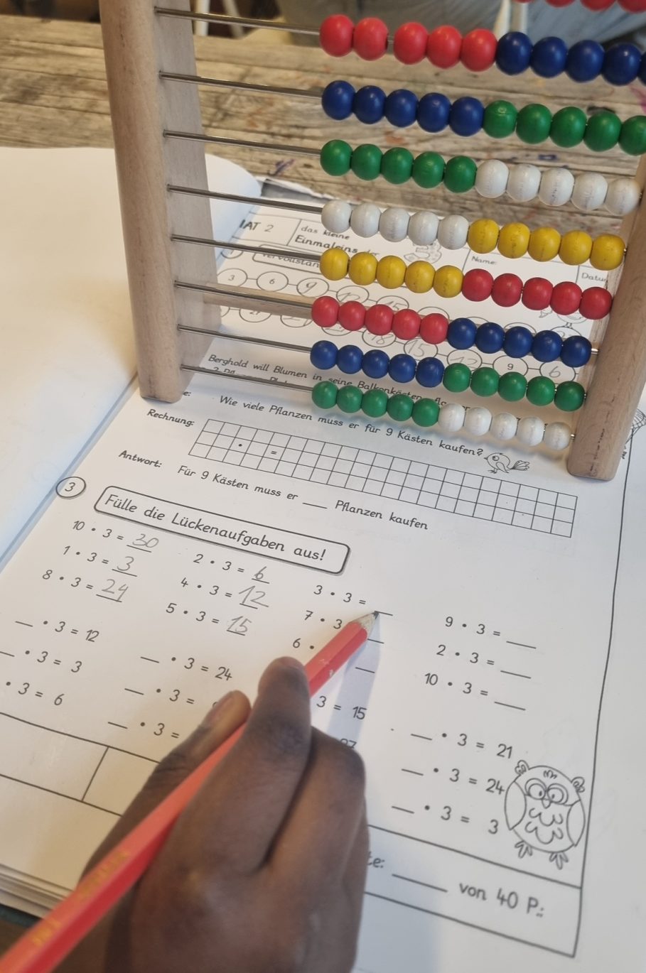 Kostenlose offene Nachhilfe: Kinder bringen Fragen mit, lernen voneinander, entdecken Lösungen und entwickeln Spaß am selbstständigen Denken.