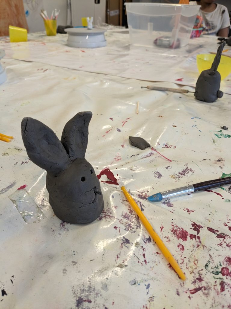 Im Kinderatelier kann man lustige Dinge aus Knete formen.