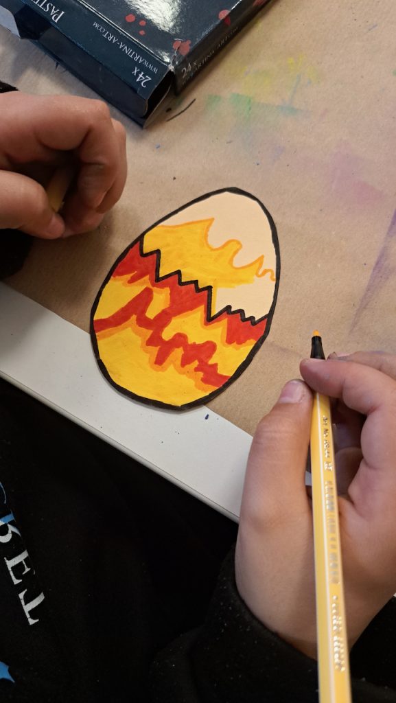 Zu Ostern bemalen die Kinder auch mal Osereier oder kreieren Eier aus Pappe