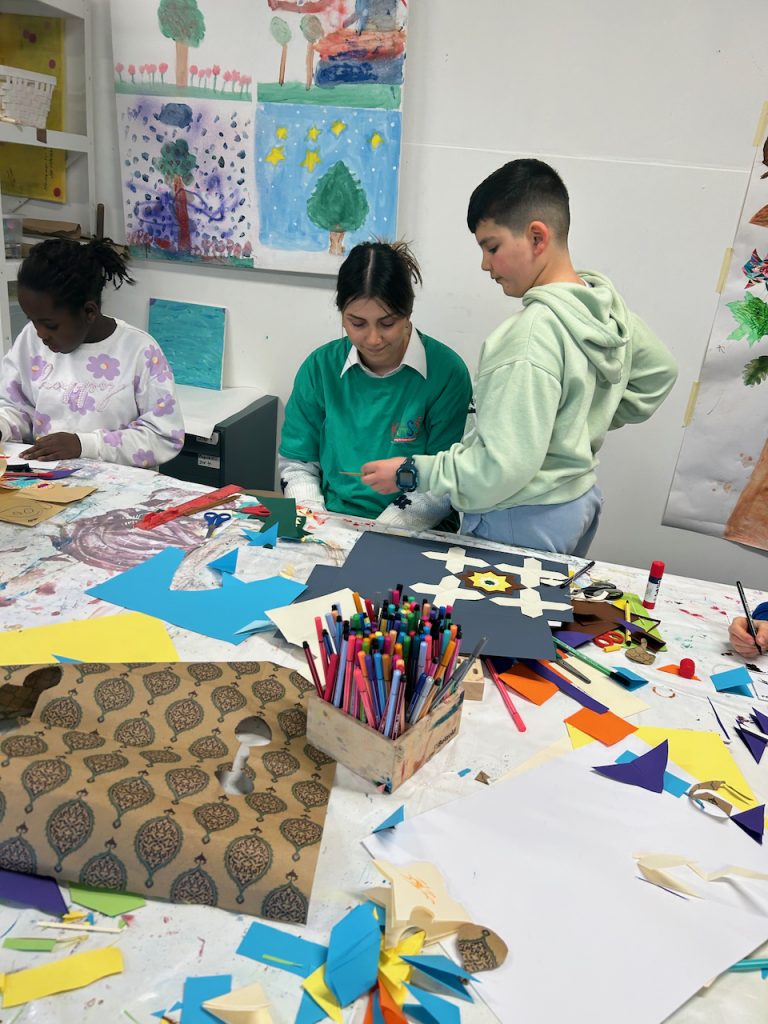 Alle notwendigen Materialien zum basteln, malem und zeichnen stehen den Kindern kostenlos zur Verfügung.