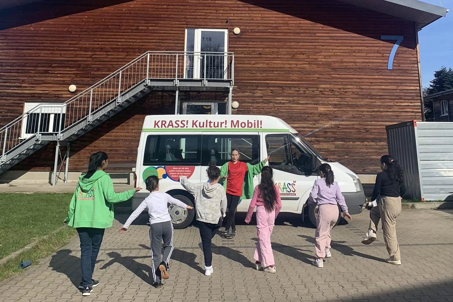 Kinder und Jugendliche entdecken beim Projekt ‚Komm, tanz mit mir!‘ Tanz, Choreografien und gemeinsames Erleben von Musik und Bewegung.