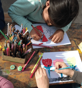 KRASS e.V. setzt sich als gemeinnützige Organisation dafür ein, Kinder und Jugendliche in schwierigen Lebenssituationen durch kostenfreie Angebote im Bereich Kunst und kulturelle Bildung zu fördern.