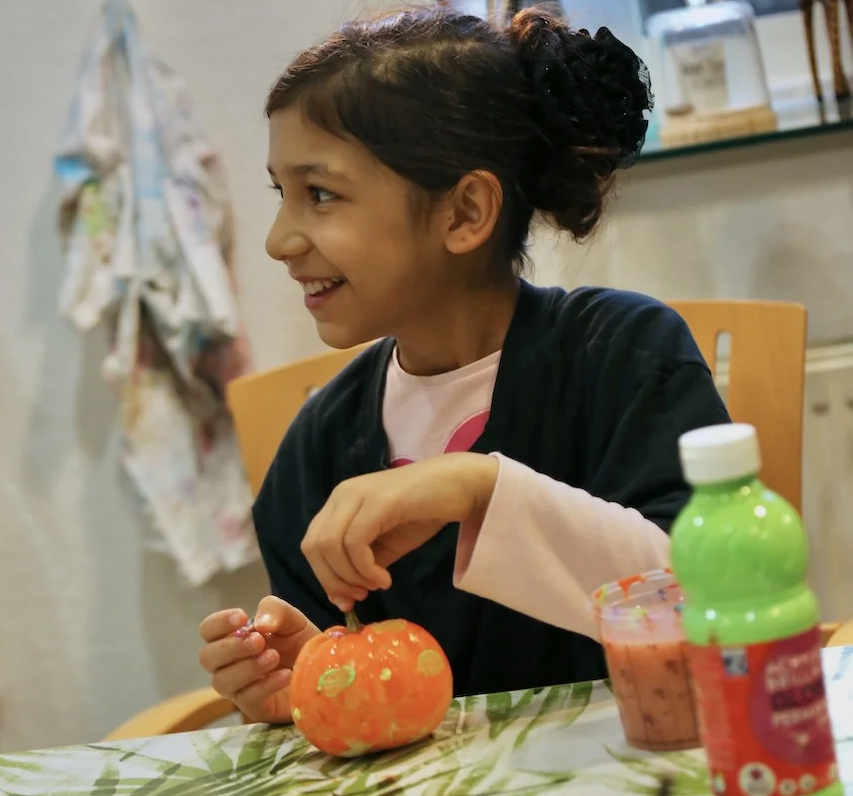 Auch im letzten Jahr kamen viele Kinder zu KRASS, um Halloween-Masken zu basteln oder Kürbisse zu bemalen.