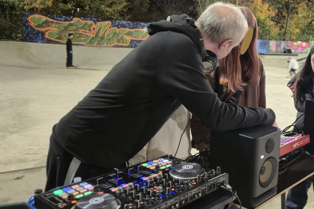 Ein Betreuer von KRASS e.V. erklärt einer interessierten Jugendlichen das Musik-Equipment