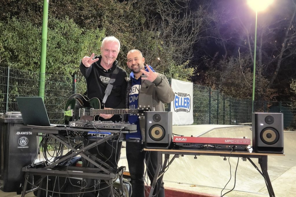 Betreuer von KRASS e.V. bauen im Skatepark Eller das Musik-Equipment auf, an dem sich die jugendlichen Skater ausprobieren und eigene Talente entdecken können.