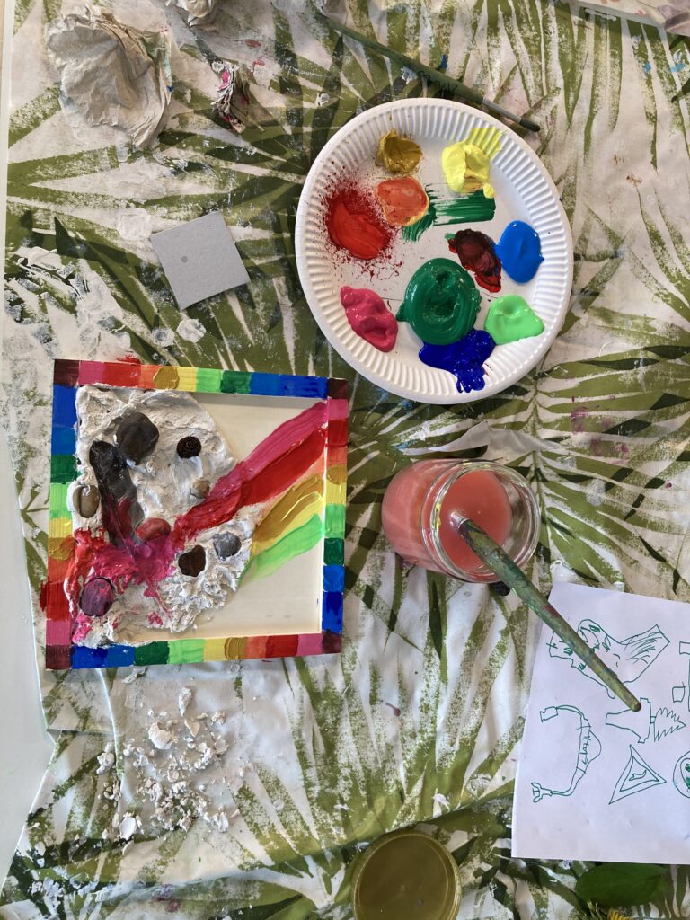 Beim Malen mit Daniela Kurella entstehen bunte Kunstwerke. 
