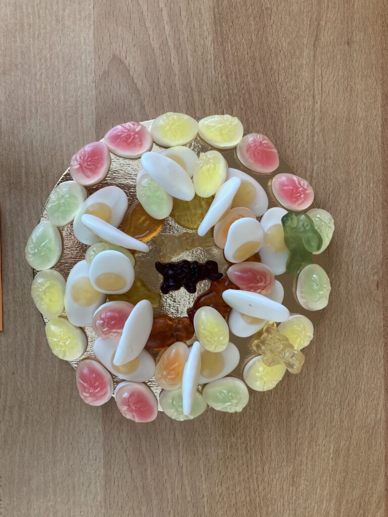 Mandala aus Gummibärchen zu Ostern