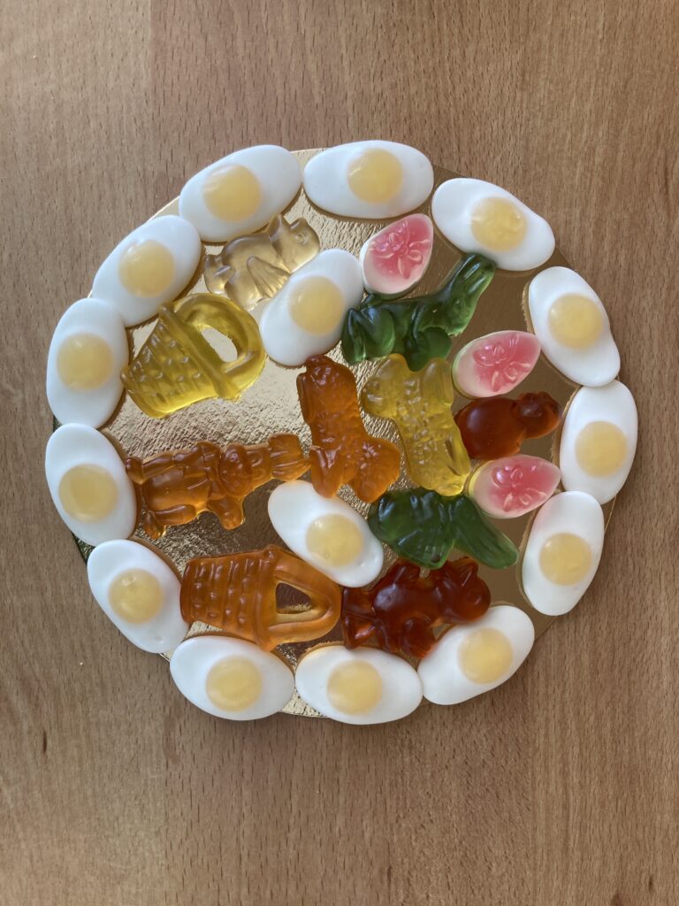 Wir legen Mandalas aus Gummibärchen.