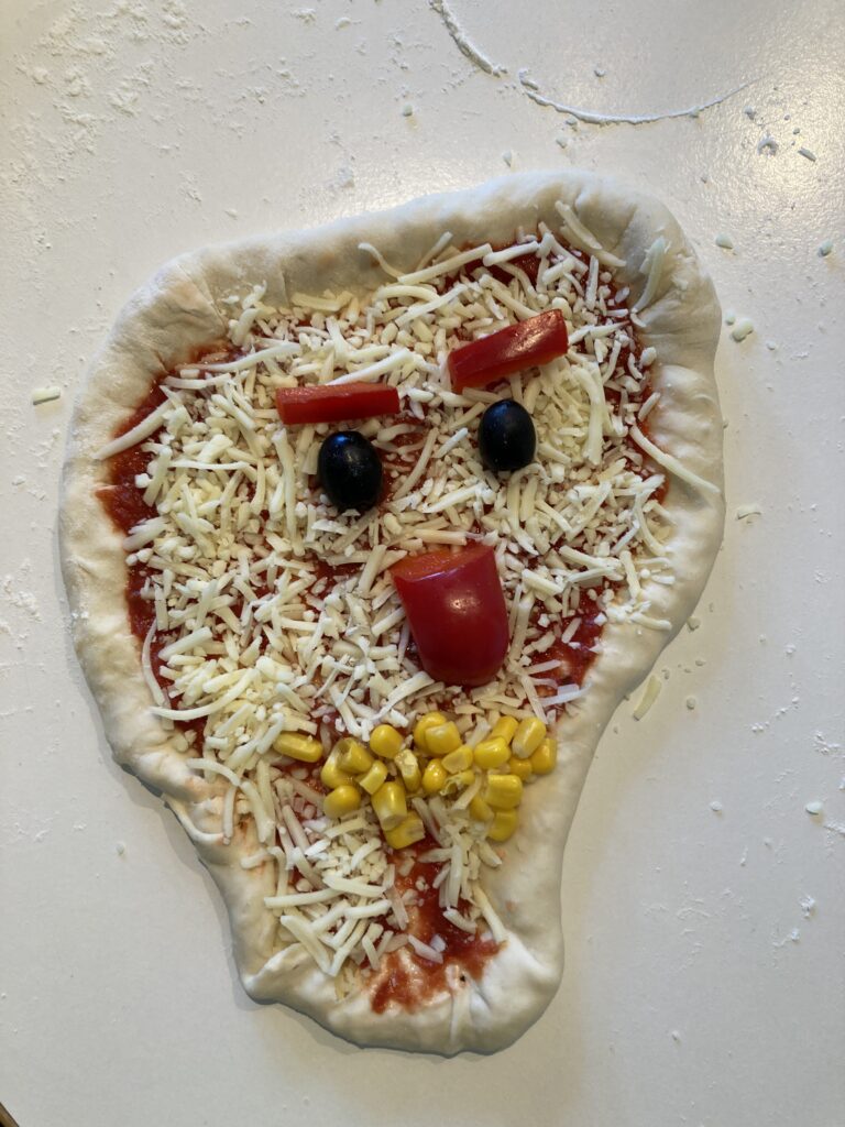 Beim Pizzabacken haben die Kinder lustige Gesichter und gruselige Fratzen geformt. 