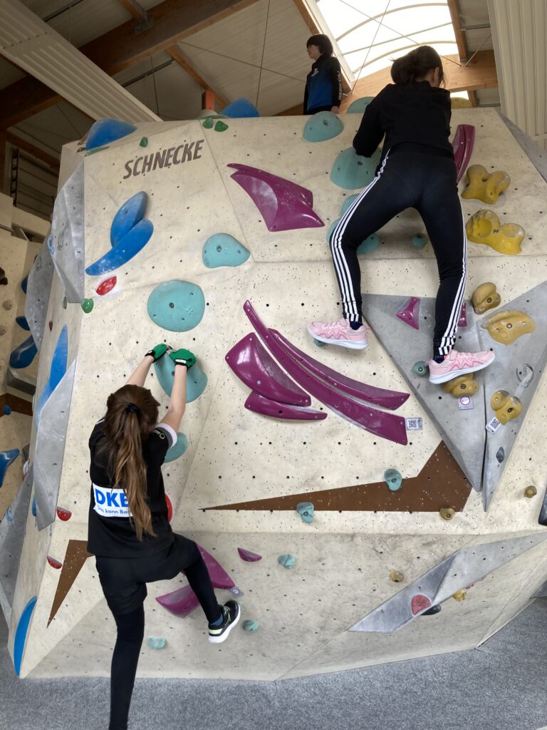 Beim Bouldern in der Kletterhalle Blocschokolade konnten sich die Kinder auspowern. 