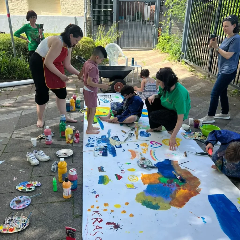 Zum Ehrentag haben sich bei Krass in Düsseldorf voiele Kinder zum Mitmach-Malen eingefunden