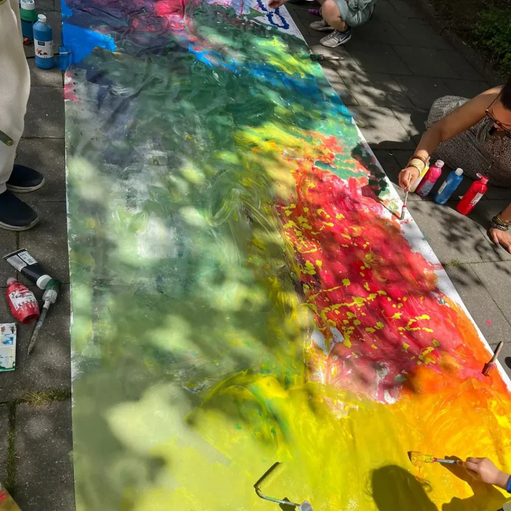 Entstanden ist ein riesig und farbenfrohes Kunstwerk