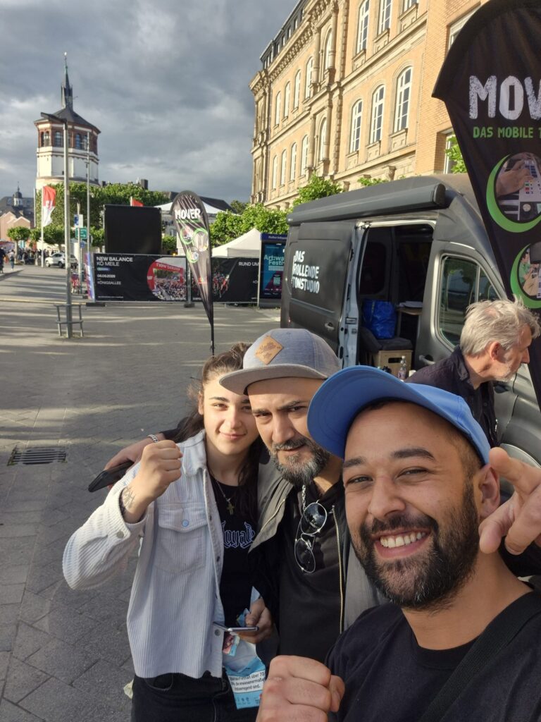 Rap am Rhein: Der Mover von Krass an den Rheintreppen in der Altstadt von Düsseldorf