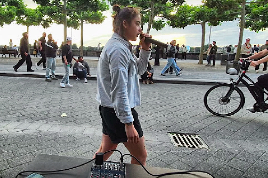 SARA ASHENFYER an den Rheintreppen mit dem Mover