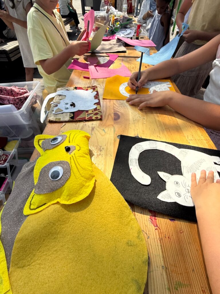 Kinder gestalten nachhaltige Kleidung im DIY Fashion Lab von KRASS e.V. auf dem DFD Festival