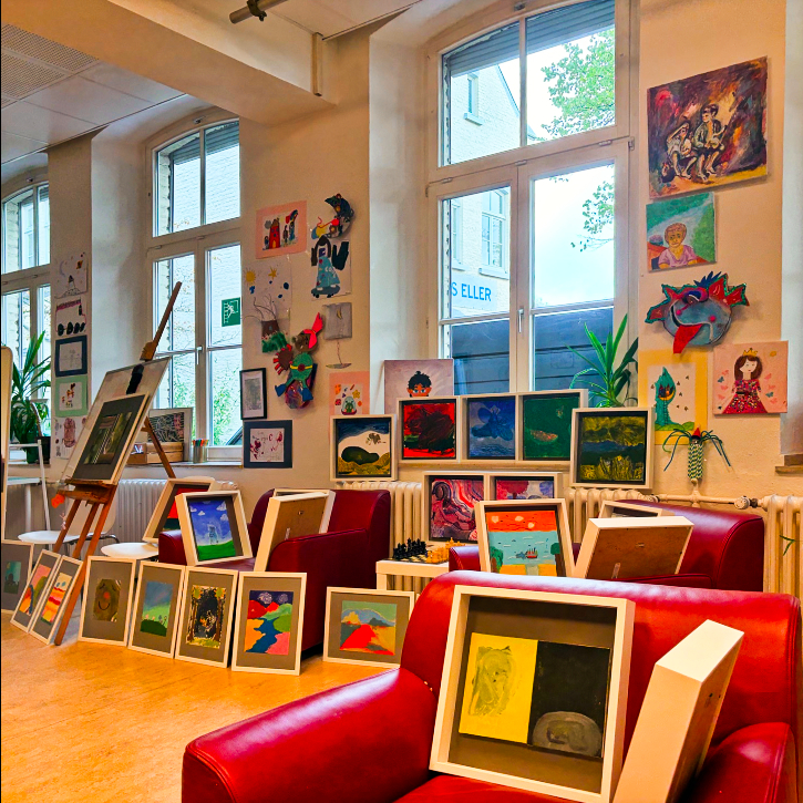 Kinder stellen ihre Kunstwerke im Amtsgericht Düsseldorf aus